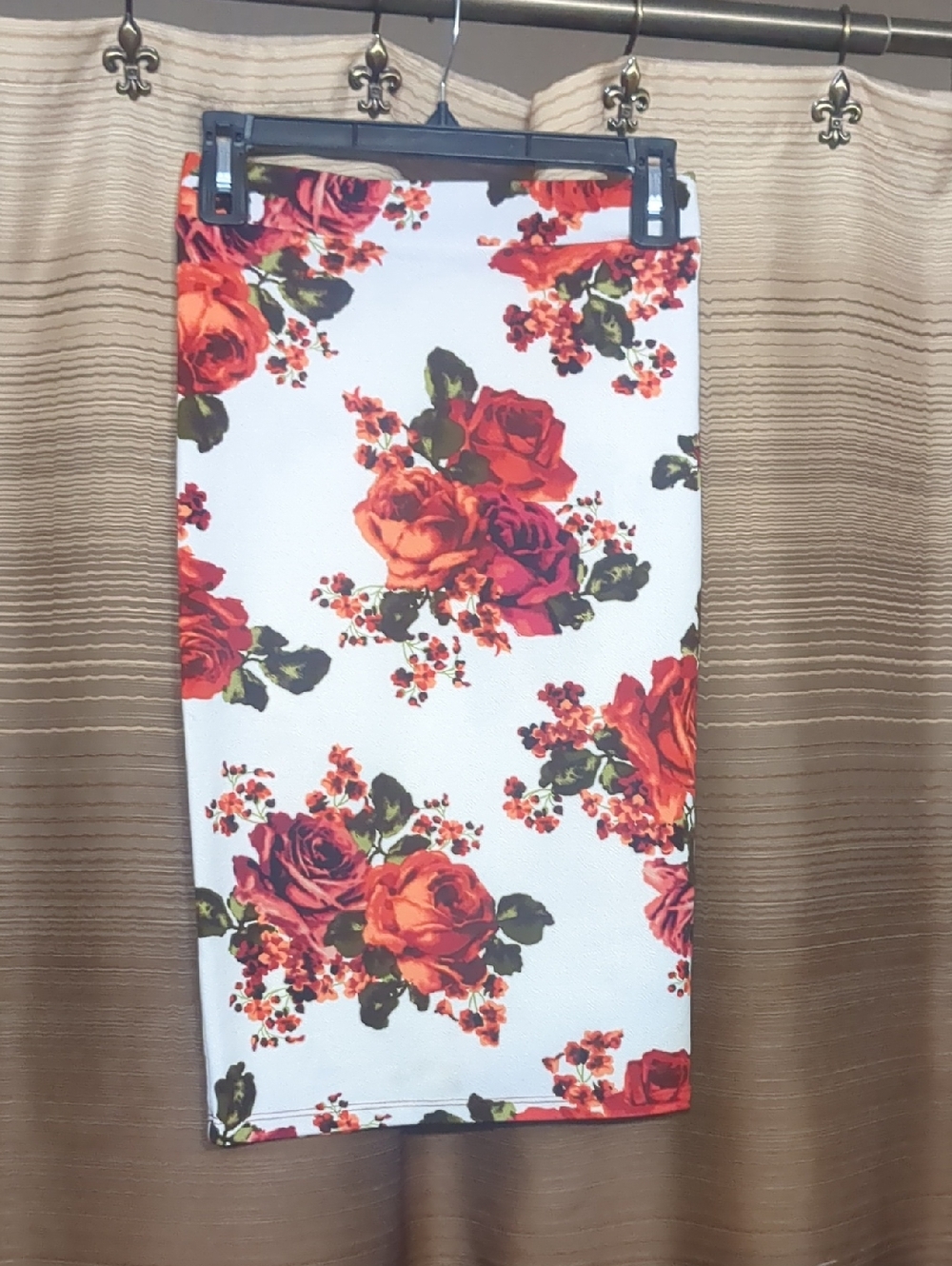 like an angel White Pencil Skirt with Red and Orange Rose Print